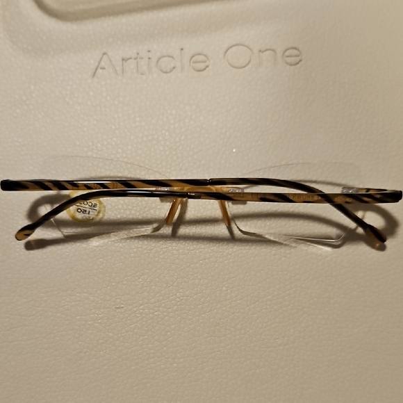 Scojo New York Gels +1.50 Gold Glasses - Picture 3 of 5